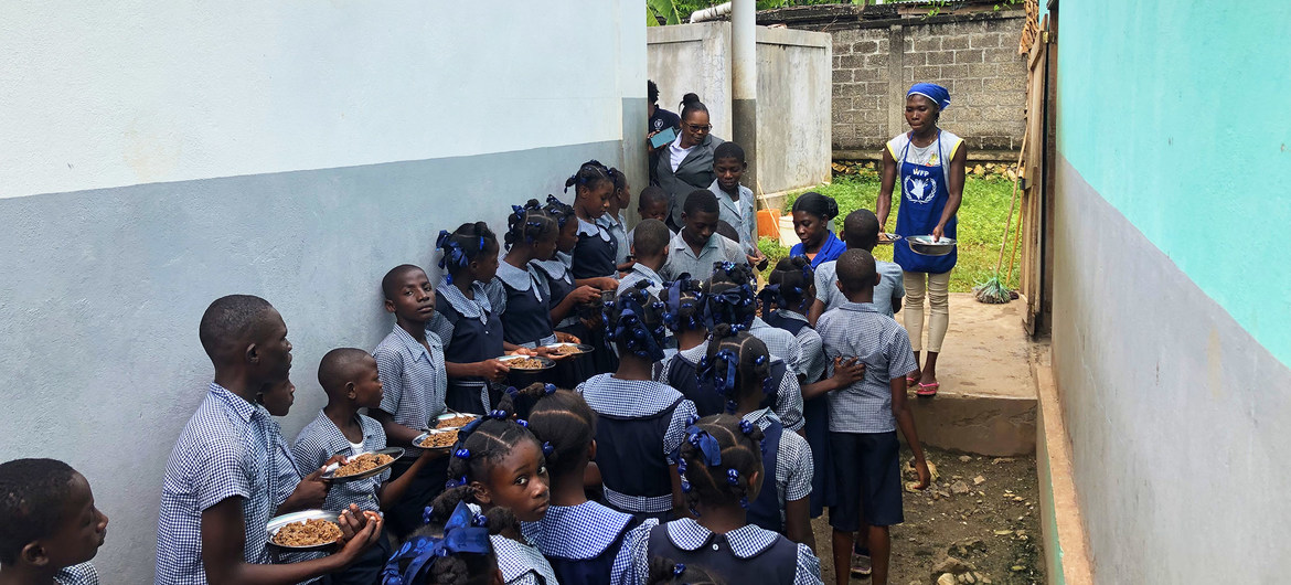 Des repas chauds pour aider les enfants d'Haïti à se remettre du tremblement de terre